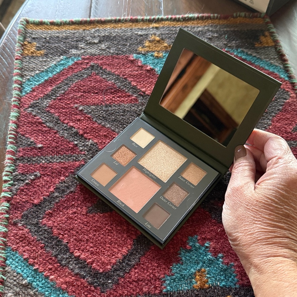Laura Geller Make an Entrance Face Palette - Picture 2 of 2